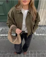 Campera bomber color verde militar, de corte holgado y efecto gamuza.