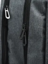 Mochila negra con logo Forum Industries Co. estampado en blanco. Cuenta con múltiples compartimentos con cierre, dos bolsillos laterales de red y asa de mano acolchada.