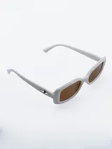 Lentes de sol rectangulares color crema con cristales marrones.