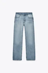 Pantalón de jean celeste de tiro bajo, corte recto y largo hasta el tobillo.
