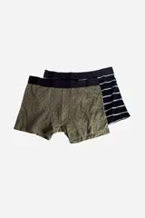 Pack de dos boxers con cintura elastizada, uno color verde militar con estampado de cruces y otro gris con estampado de veleros.