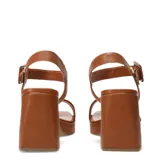 Sandalias de tacón Bottero color dorado, con plataforma y tira ancha sobre los dedos. Tira al tobillo con hebilla ajustable.