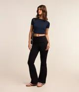 Pantalón flare de algodón flamê negro, con cintura alta doblada.