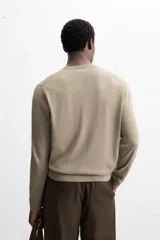 Jersey de hombre color beige, de lana fina, con cuello redondo y mangas largas.