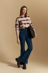 Jean oxford de tiro alto color azul oscuro, confeccionado en denim cotton spandex, con aberturas en los tobillos.