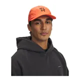 Gorra naranja de Under Armour con logo "UA" bordado en negro en el frente.