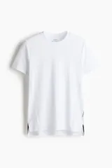 Remera deportiva blanca de corte recto, cuello redondo y manga corta. Confeccionada en tejido funcional DryMove™ que ayuda a absorber el sudor.