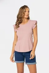 Remera color rosa con mangas cortas con detalle de broderie.