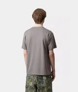 Remera de manga corta y cuello redondo, confeccionada en tejido de punto. Presenta un bolsillo de parche en el pecho con la etiqueta cuadrada característica de la marca.