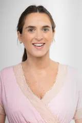 Camisón verde con textura acanalada, escote cruzado con puntilla blanca, corte imperio y mangas 3/4.