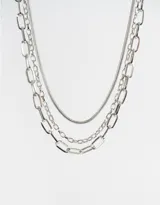 Collar plateado de tres capas con diferentes tipos de eslabones.
