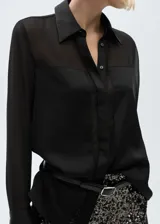Camisa negra de gasa con tejido fluido, cierre de botones frontal, diseño recto, cuello camisero y mangas largas abotonadas.
