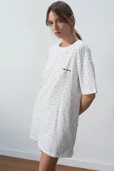 Camisón corto blanco con estampado de lunares rojos y bordado con la frase "pour faire la sieste".