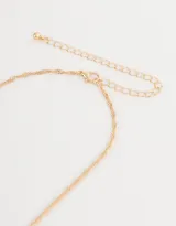 Cadena corta dorada con dije de la letra A cubierto de strass.