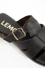 Zueco tipo cangrejera de cuero marrón oscuro, estilo mule (sin talón), con tiras trenzadas en la parte delantera y hebilla ajustable en el empeine.