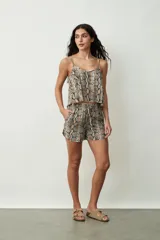 Conjunto de top y short con estampado de piel de serpiente en tonos beige y negro. El top es de tirantes finos y corte holgado. El short es de corte holgado con cintura elástica ajustable.