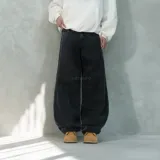 Pantalón de jean negro con efecto lavado, corte ultra baggy, tiro alto, cinco bolsillos y ruedo desflecado. Estampa con llamas y la palabra "VENEFD" en el bolsillo trasero.