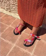 Sandalias planas de tiras cruzadas con estampado de bandana multicolor, suela de goma y ajuste con velcro.