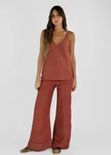 Pantalón de lino color amarillo, de corte palazzo y tiro alto.