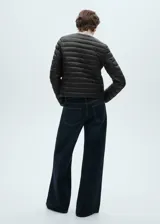 Campera puffer negra con cierre frontal y cuello redondo.