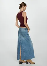 Musculosa marrón de tejido de canalé con cuello redondo y corte recto.