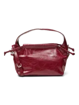 Bolso bandolera color borgoña de cuero sintético con correa ajustable, cierre de cordón y botón.