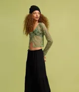 Blusa verde de encaje floral transparente, con escote en V y lazos delanteros.