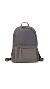 Mochila negra de tela impermeable con detalles en cuero sintético. Tiene un compartimento principal con cierre, un bolsillo frontal con cierre y un compartimento interno para notebook de 15 pulgadas.