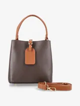 Cartera estructurada de diseño versátil, color negro con detalles en marrón claro. Cuenta con un asa de mano y correa regulable y desmontable para llevar al hombro o cruzada.