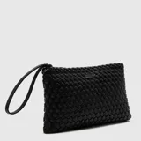 Clutch plateado tejido con asa de mano.