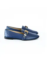 Mocasines azul marino de cuero con punta almendrada, aplique de tira de cuero con hebilla metálica dorada y plantilla acolchada con tecnología Antistress.