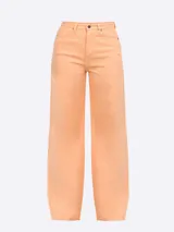 Pantalón jean color naranja, de tiro alto y corte wide leg, con cinco bolsillos y bajo deshilachado.
