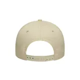 Gorra de béisbol color beige con logo de los New York Yankees bordado en marrón en el frente y logo de New Era bordado en marrón en el lateral.