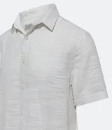 Camisa de manga corta blanca con textura de rayas, cuello inglés y abotonadura frontal.