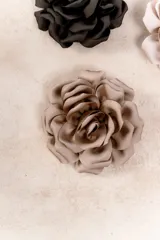 Broche prendedor de flor grande color beige, confeccionado en tela de seda.