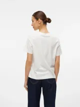 Remera blanca de algodón con cuello redondo, mangas cortas y estampado pequeño en el pecho con la frase "Pasta and Wine Club".