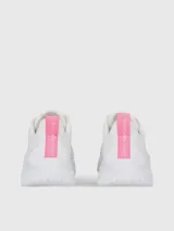 Zapatillas urbanas Calvin Klein Jeans modelo Eva Runner, color blanco con detalles en rosa. Confeccionadas en poliéster reciclado y malla, con cordones rosas y logo de la marca en el lateral.