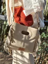 Bandolera color arena, confeccionada 100% en cuero con forro interno de tela.