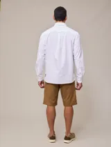 Camisa de manga larga con estampado a cuadros azul y blanco, confeccionada en algodón con efecto peach y bolsillo en el pecho.