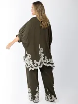 Maxi camisa color verde militar de lino bordado con flores blancas, manga abullonada y calce amplio.