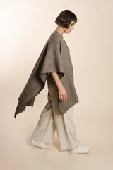 Ruana marrón con terminación de crochet hecho a mano, confeccionada en lana fina sin teñir. Diseño exclusivo de Don Baez, hecha 100% en Uruguay.