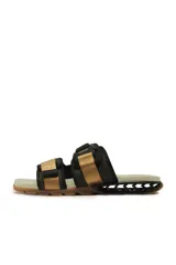 Sandalias Kenner Rakka A-Just con tiras de ajuste en color negro y dorado.