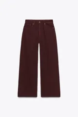 Pantalón de jean color borgoña, de tiro alto, corte wide leg y relaxed fit.