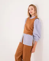 Blusa blanca con cuello mao, botones en la delantera y frunces en los hombros, con tajos laterales.