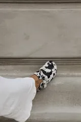 Zuecos con estampado de vaca en blanco y negro, con hebilla lateral y plantilla de corcho.
