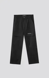Pantalón cargo negro de corte recto y holgado, con bolsillos grandes con solapa en los laterales de las piernas y un pequeño parche blanco con texto en uno de ellos.