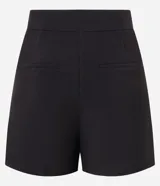 Short color beige de cintura alta, confeccionado en tejido plano con estructura sastre, con bolsillos laterales con tachuelas metalizadas.