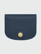 Tarjetero azul marino de cuero con logo de la marca grabado y botón dorado.