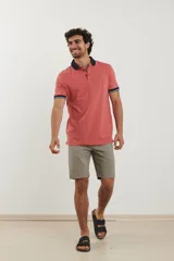 Chomba blanca de piqué con cuello y puños en azul marino.