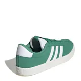Championes Adidas VL Court 3.0, color verde con detalles en blanco. Zapatillas de gamuza con las tres tiras clásicas de Adidas en los laterales y suela de goma.